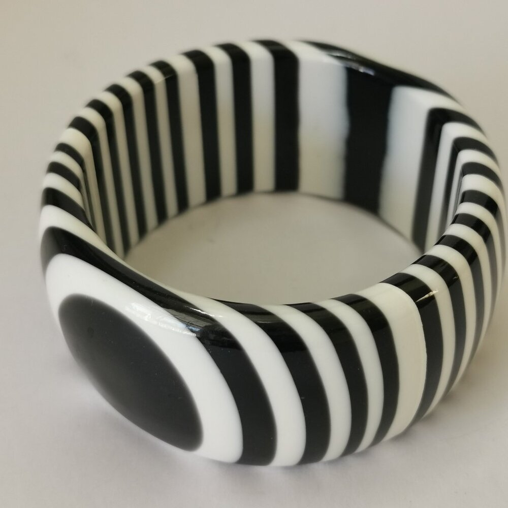 Vintage 60’s Black and White Lucite Op Art Bangle Bracelet